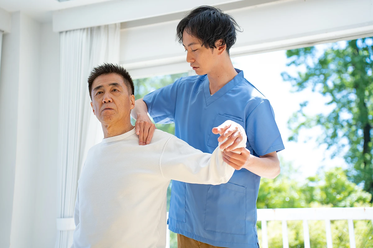 施術する理学療法士